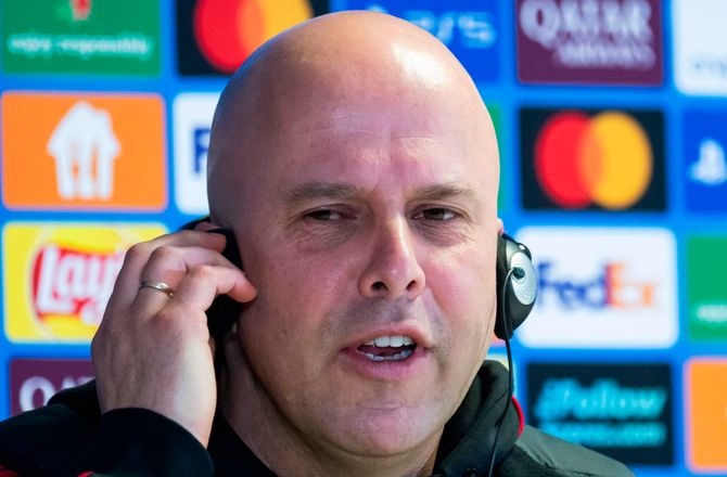 Champions League -Van Dijk revser Alonso-spørgsmål til Slot: Respektløst