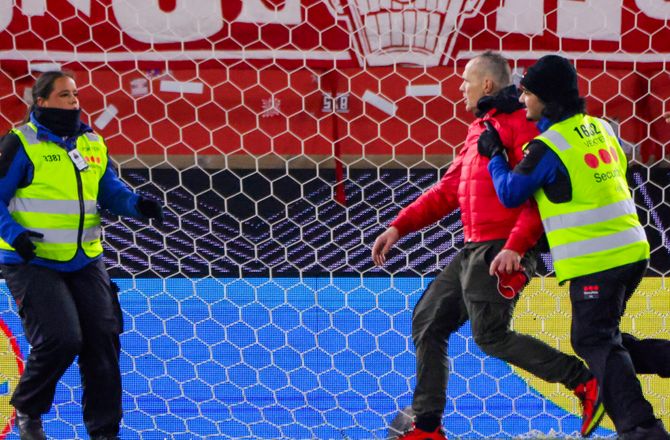 Europa League -Kæmpe skandale: FCM-keeper forsøgt overfaldet af fan