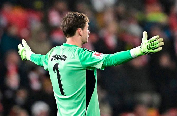 Bundesliga -Rønnow fik uheldig hovedrolle mod Dortmund