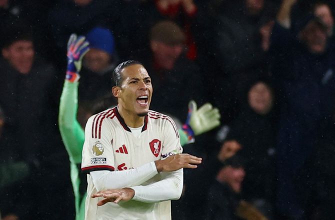 Premier League -Van Dijk skyder skylden på vinden: Svær bold at håndtere