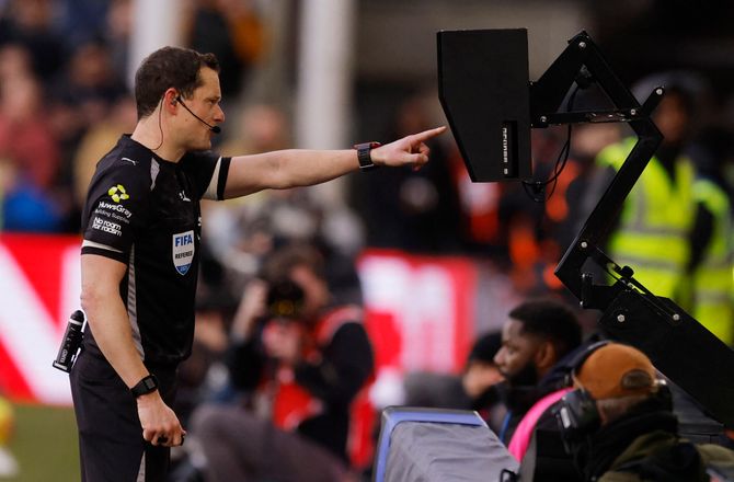 International -UEFA-boss vil diskutere brug af VAR