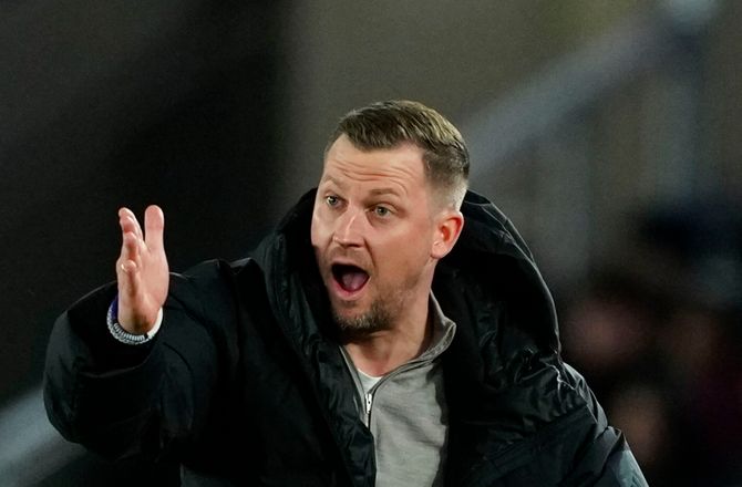 Champions League -Neestrup undrer sig: Blev ikke dømt på Moukoko?