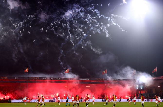 Æresdivisionen -Hollandsk derby udsat: Udebanesektion tømmes