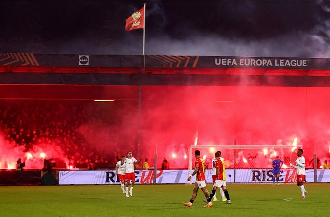 Æresdivisionen -Hollandsk boss raser over fans: Helt uacceptabelt