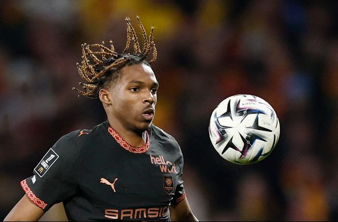 Ligue 1 -Alvorlig skade: Liverpools nye stopper udgik i Rennes-kamp