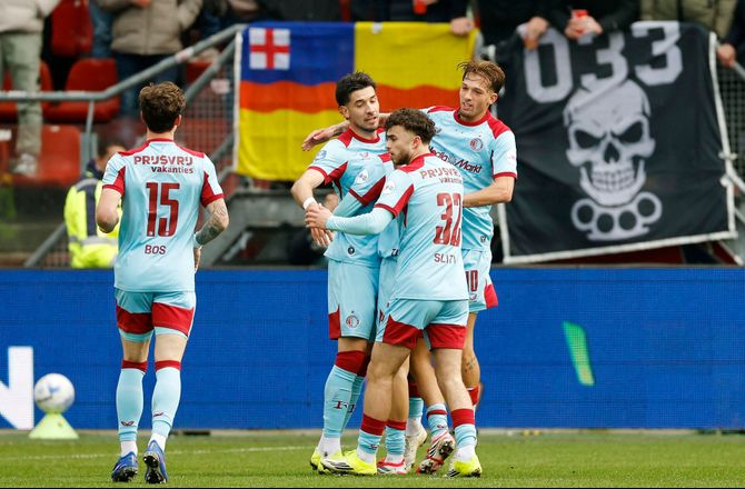 Æresdivisionen -Peberspray og knipler: Feyenoord-kamp får grimt efterspil