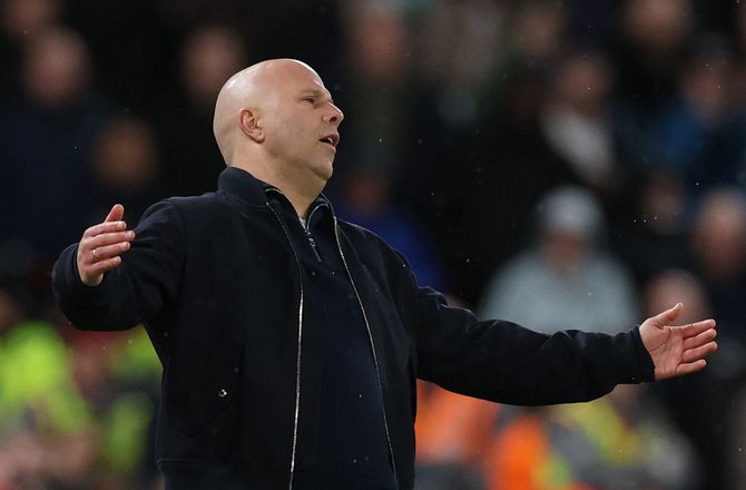 Premier League -Slot raser over dommer: De skal passe deres arbejde