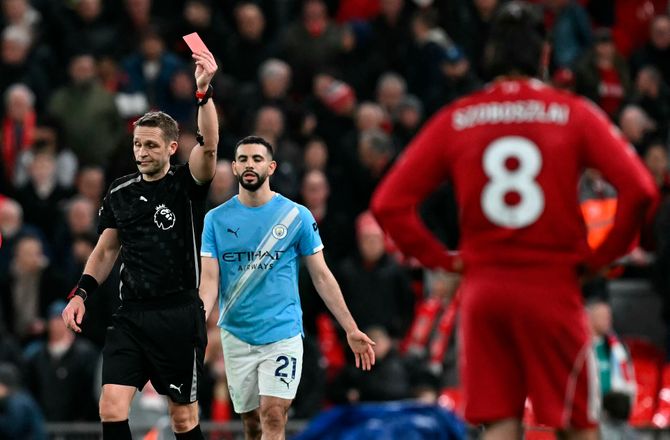 Premier League -VAR-instans uddyber kontroversiel annullering på Anfield