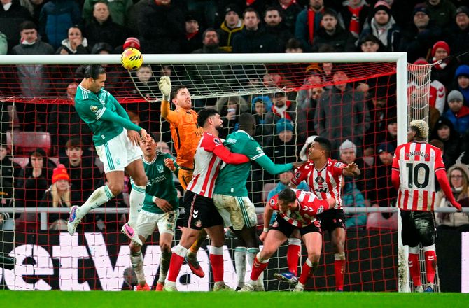 Premier League -Van Dijk om Champions League-håb: 12 kampe endnu