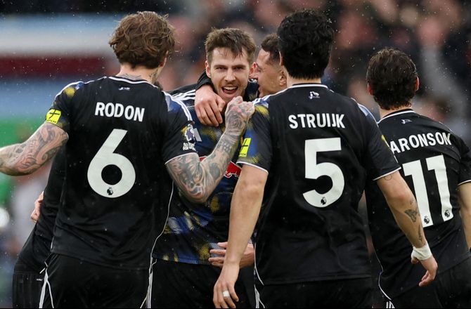 Premier League -Abraham reddede Villa efter forrygende Leeds-frispark 