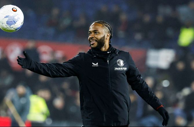 Æresdivisionen -Sterling debuterede i Feyenoord-sejr