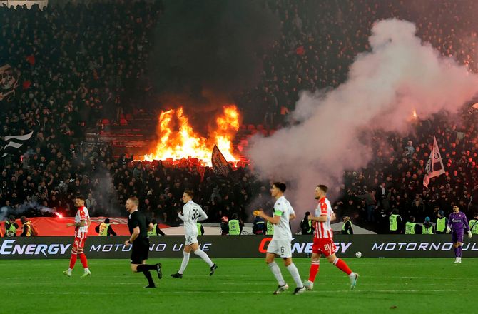 SuperLiga -Vilde billeder: Serbisk derby afbrudt - brand på tribunen