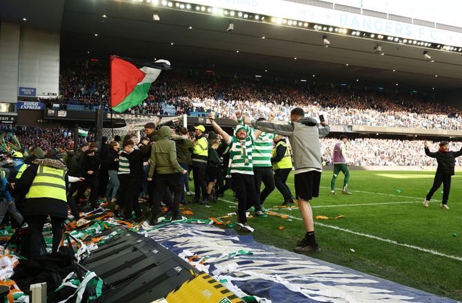 Scottish Cup -Grimme scener: Fans invaderer banen efter Old Firm-sejr