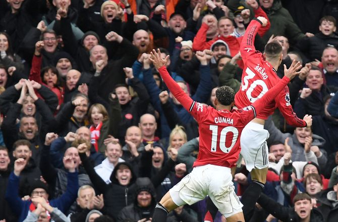 Premier League -Kaos-halvleg: United forværrede Villa-krisen
