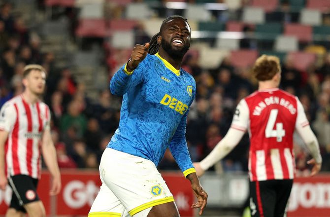 Æresdivisionen -Bekræftet: Ajax henter Tolu Arokodare