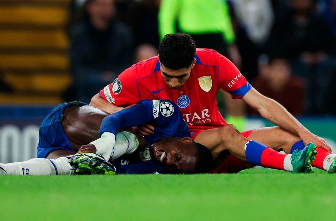 Champions League -Chelsea-profil båret fra banen: Anklen burde være brækket