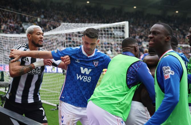 Premier League -Sunderland stjal alle tre point i medrivende Tyne-Wear derby