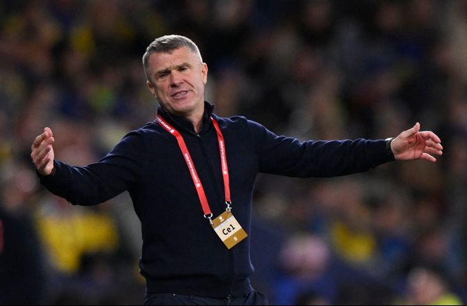 VM kval. UEFA -Rebrovs job i fare efter Sverige-nederlag: Vi får se