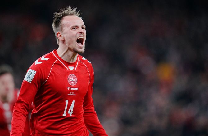 Danmark -VM-håbet lever: En halvleg med drømmebold