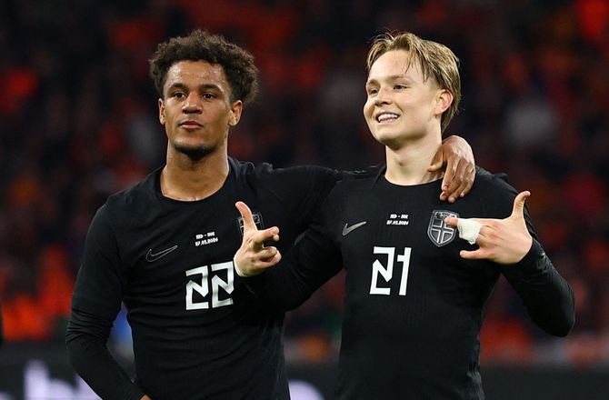 Venskabskampe -Schjelderup lynede mod Holland