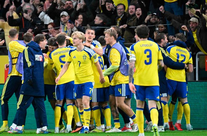 VM -Buhråb under nationalmelodi: Sverige straffes
