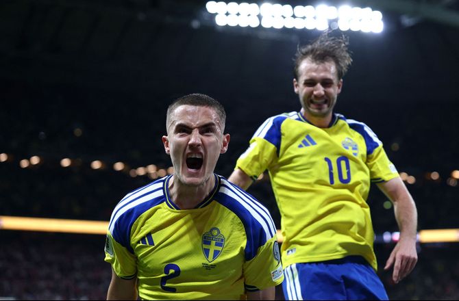 VM kval. UEFA -Lagerbielke sprøjtede champagne på statsministeren