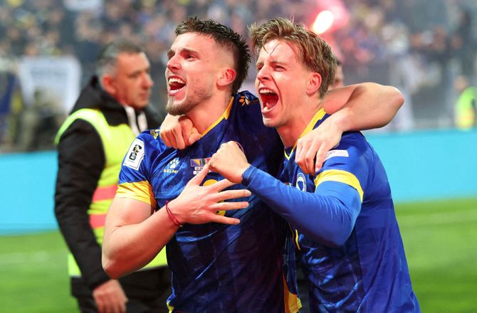 VM kval. UEFA -Bosnisk angriber holder sit løfte: Køber øl til 55.000 fans