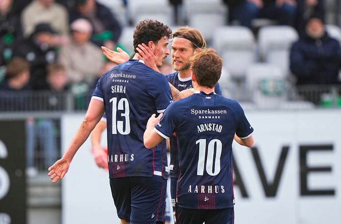 3F Superliga -Serra forstår snakken: Ti mål er ikke dårligt