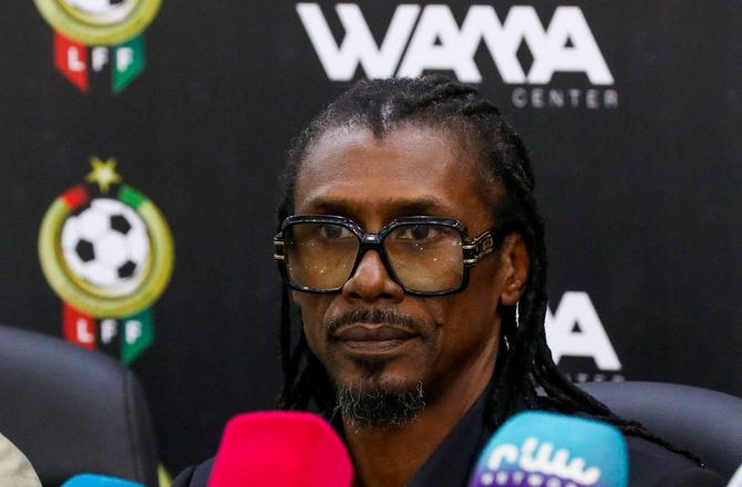 Angola -Angola hyrer Aliou Cissé