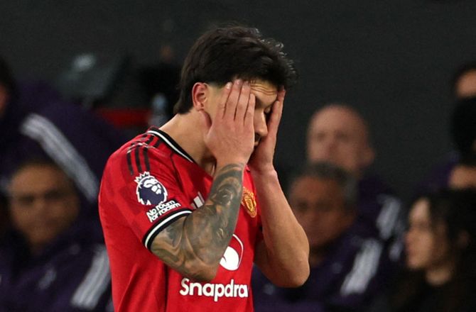 Premier League -Torskedumt: Martinez udvist for at hive i hår