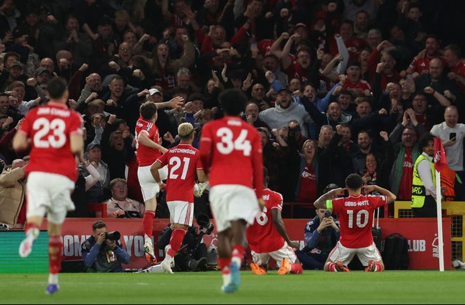 Europa League -Forest-spillere dedikerer jubel: Familien først