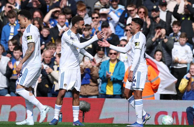 Premier League -Leeds sendte Wolves millimeter fra Championship