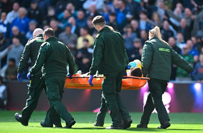 Premier League -Liverpool-keeper kørt på hospitalet: Så ikke godt ud