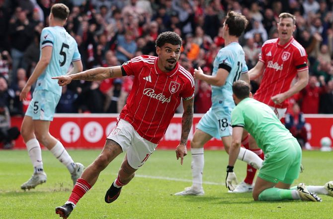 Premier League -Gibbs-White bankede Forest længere væk fra stregen