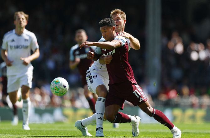 Premier League -Joachim Andersen omringet af Forest-spillere på rundens hold