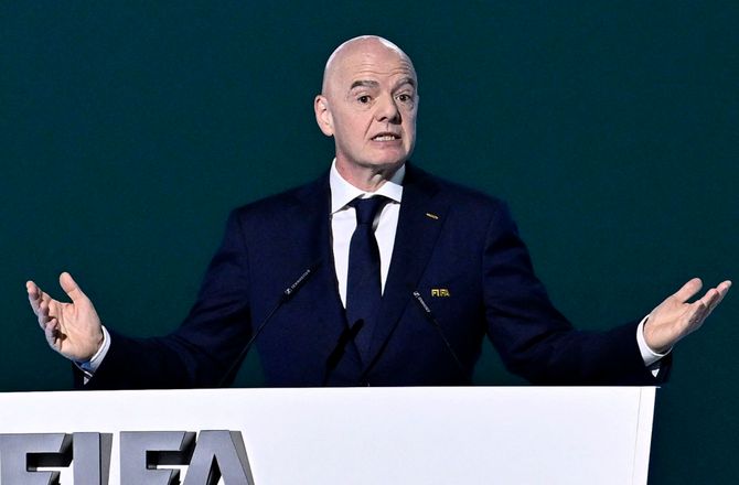 VM -Infantino fik klapsalver: Iran skal til VM og spille i USA