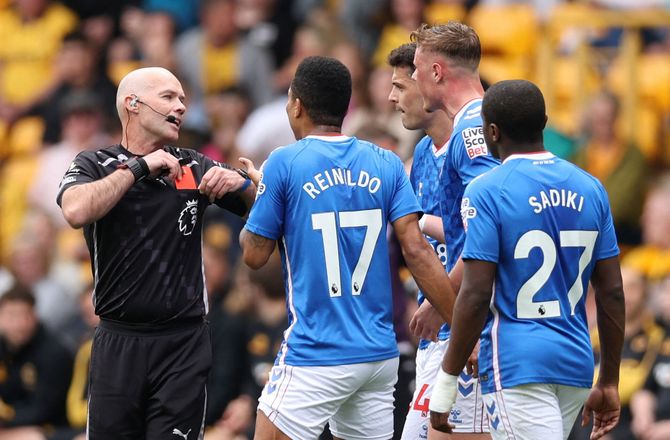 Premier League -Rødt drama på Molineux: Udvist for riv i håret