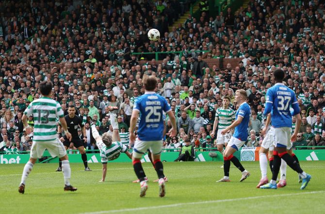 Premiership -Åben guldkamp: Sindssygt saksesparksmål i stor Celtic-triumf