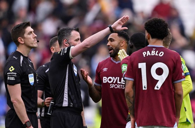 Premier League -Webb forsvarer VAR-dom: Klart frispark til Raya