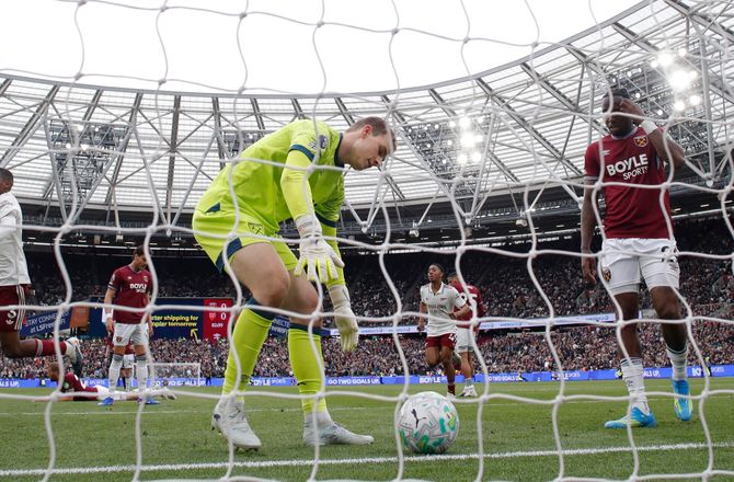 Premier League -Hermansen raser over VAR-beslutning: Forstår det ikke