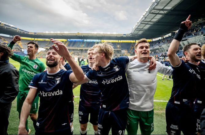 3F Superliga -Én runde før tid: AGF bryder guld-tendens