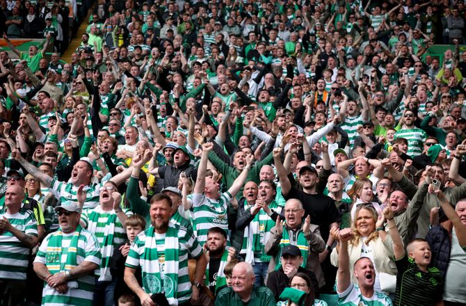 Premiership -Celtic får betinget tilskuerstraf for baneinvasion