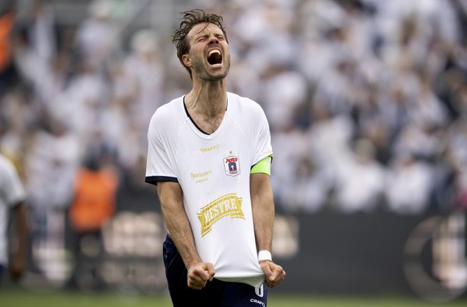 3F Superliga -Patrick Mortensen optages som æresmedlem i AGF-fanklub