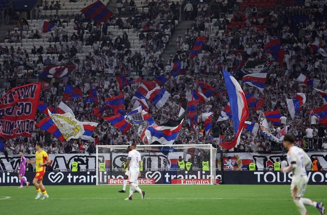 Ligue 1 -Lyon sender Daryll Benlahlou på græs