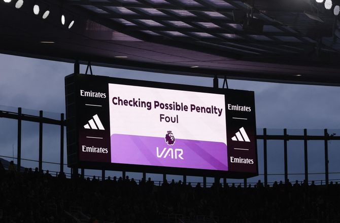 Premier League -Nye PL-regler: Riv i håret skal give gult kort