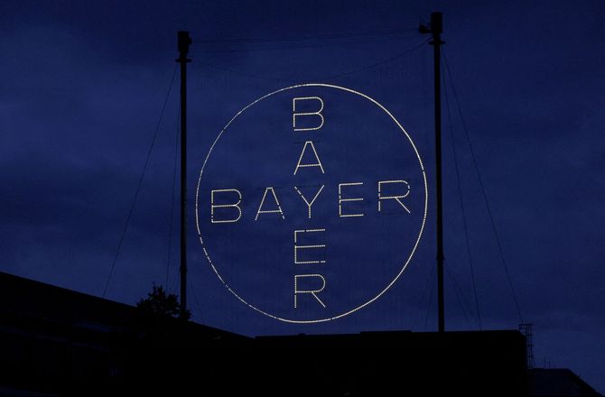 International -Leverkusen forlænger og sender Faye til Spanien