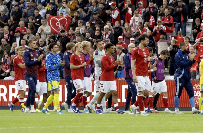 Venskabskampe -Højbjerg efter Eriksen-kollaps: Det vigtigste er hans velbefindende