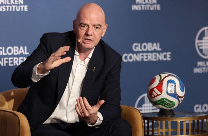 FIFA VM -Platini indgiver klage: Anklager Infantino for magtmisbrug