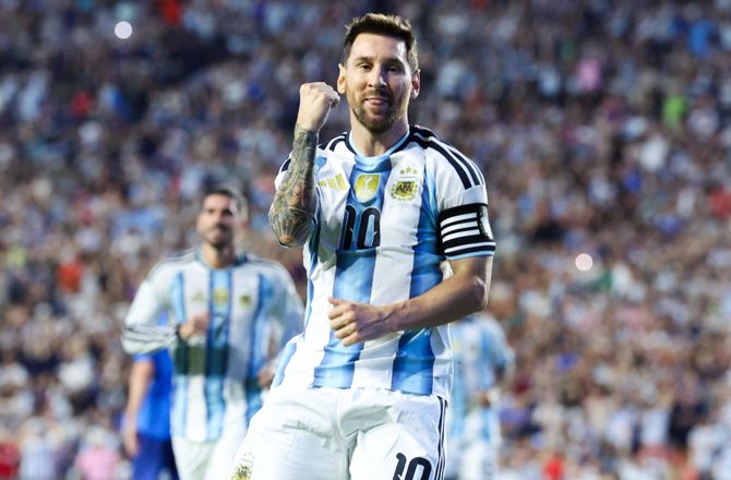 Venskabskampe -Orri letter på hatten: Man må bare respektere Messi