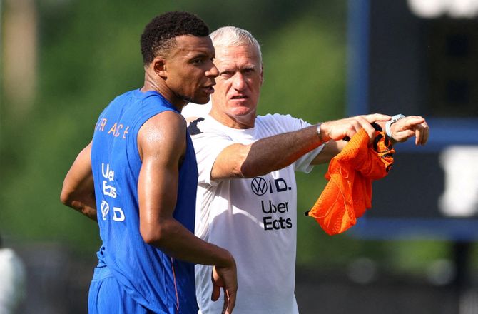 FIFA VM -Deschamps forklarer Mbappé-fravær: Vil beskytte ham